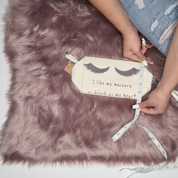 **SOLD OUT**Makeup Bag - Picture 3 of 4